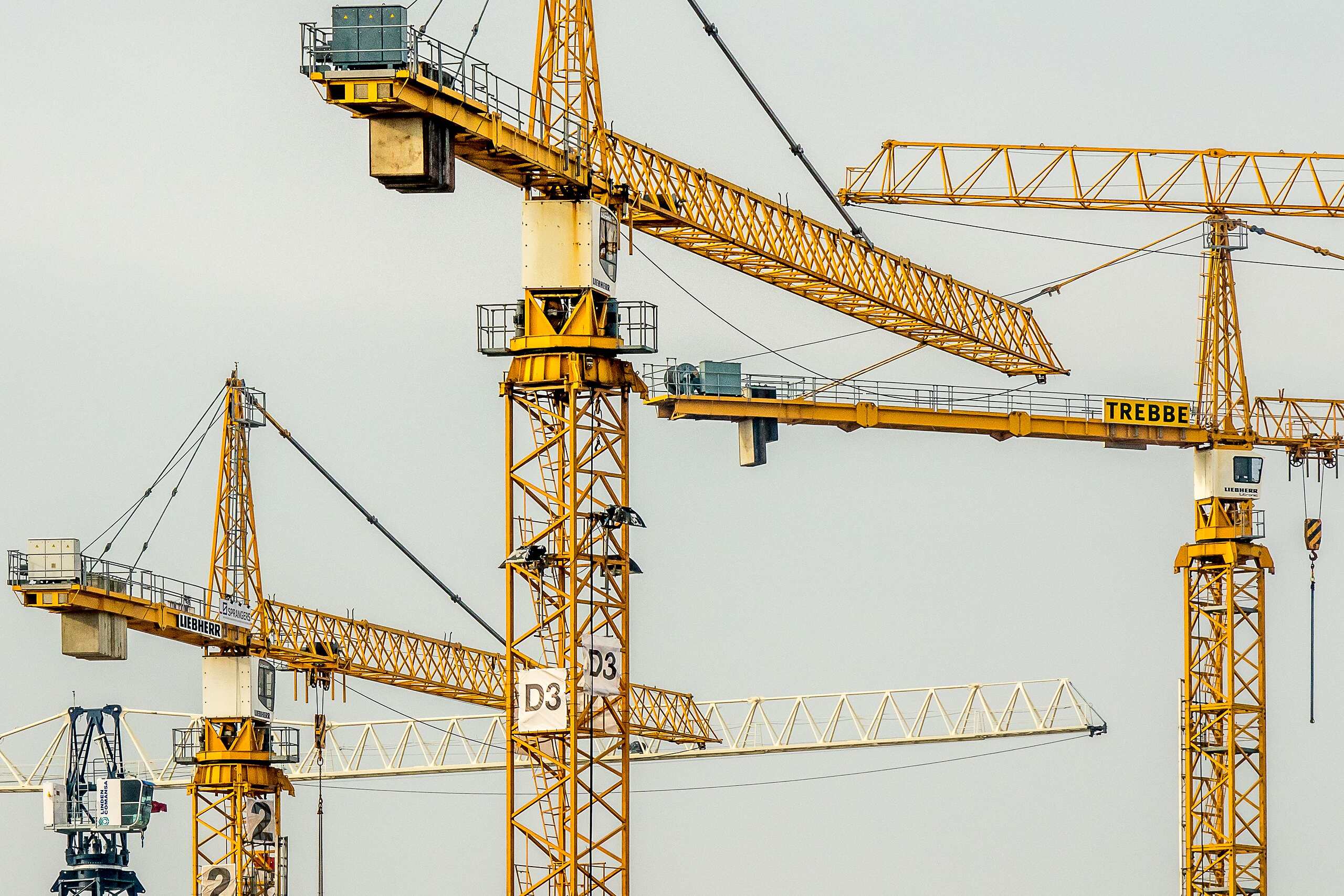Turmdrehkräne auf einer Baustelle – Webdesign für Bauunternehmen und Immobilien in Dortmund