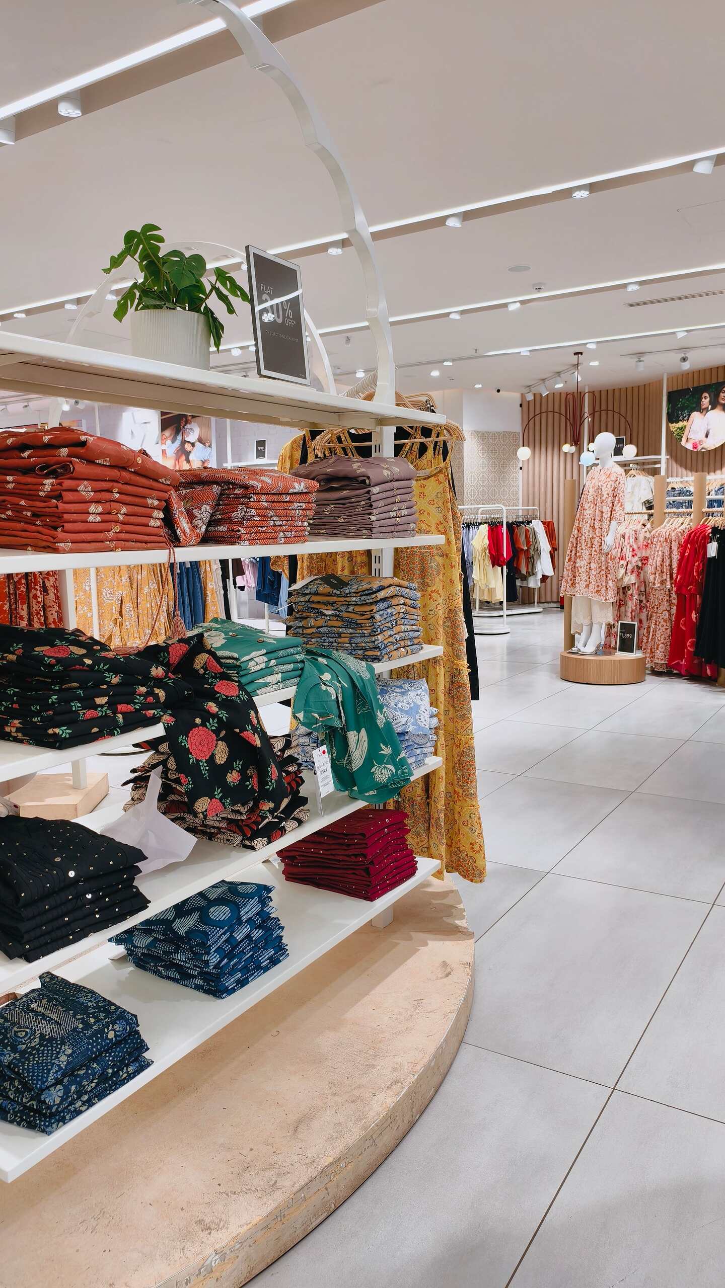 Verkaufsfläche eines Ladengeschäfts mit Regalen, Kleiderständen und Schaufensterpuppe – Webdesign für Einzelhandel und Ladenbau in Dortmund
