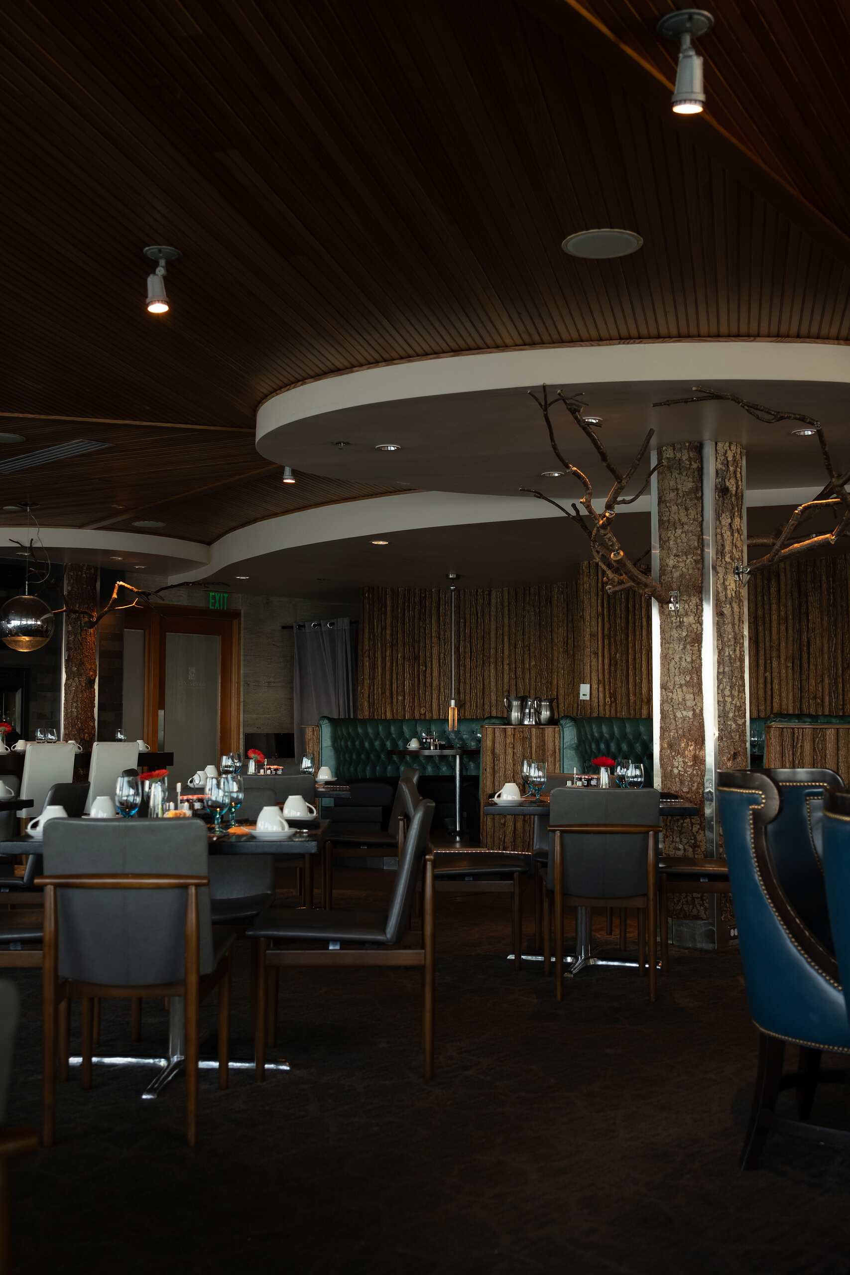 Gastraum eines Restaurants mit gedeckten Tischen und Sitzbänken – Webdesign für Gastronomie und Hotellerie in Dortmund